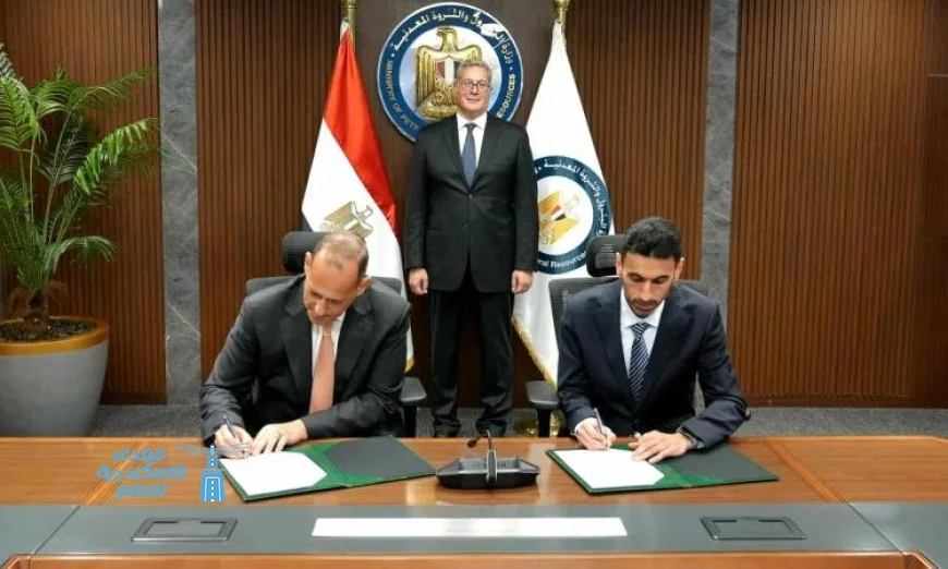 وزير البترول يوقع عقد حفر 5 آبار غاز جديدة في البحر المتوسط