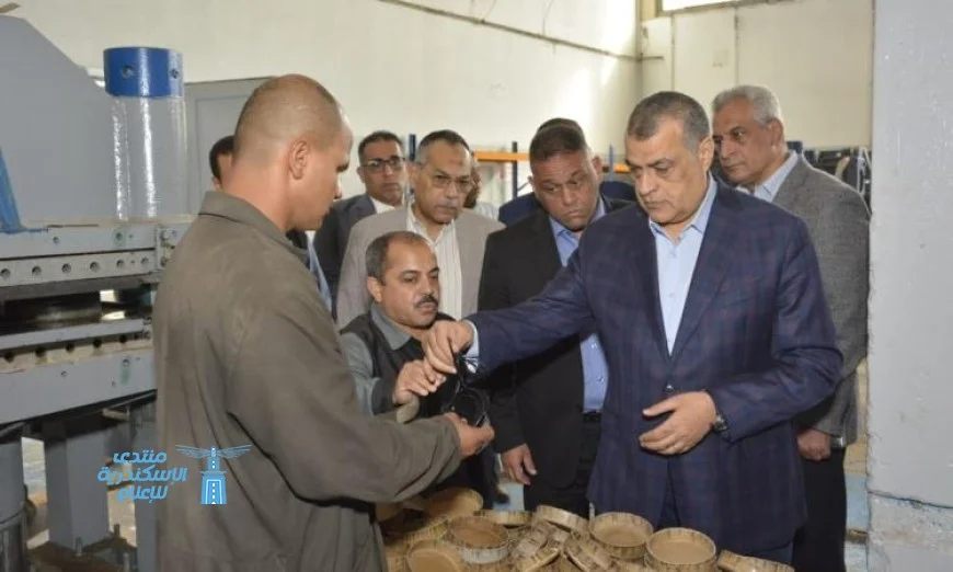وزير الإنتاج الحربي يزور شركة هليوبوليس للصناعات الكيماوية للاطمئنان على سير العمل