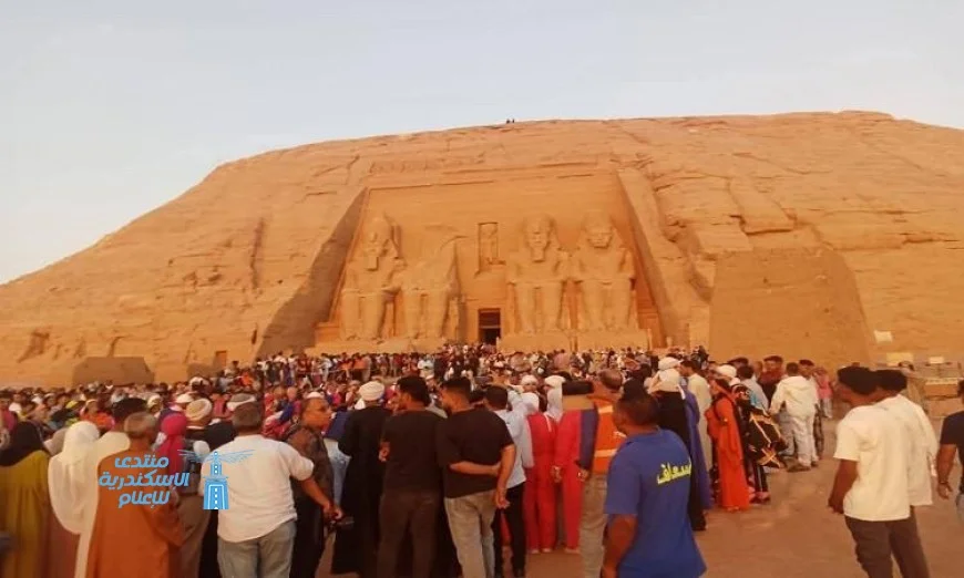تعامد الشمس يضيء وجه رمسيس الثاني في أبوسمبل السياحية بجنوب أسوان