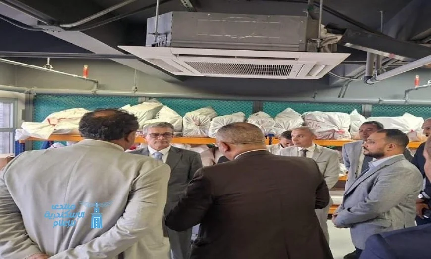 رئيس مصلحة الجمارك يقوم بجولة تفقدية في قرية البضائع بمطار القاهرة الدولي