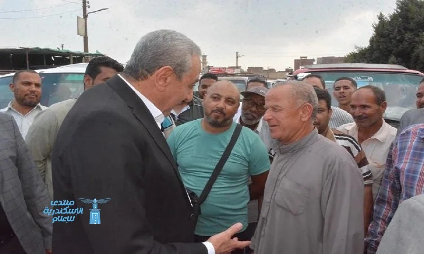 محافظ الغربية يراقب سير العمل والالتزام بالتعريفة ويتواصل مع المواطنين والسائقين