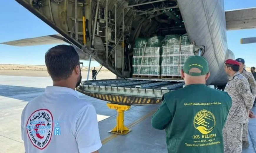 الطائرة الإغاثية السعودية رقم 69 تصل مطار العريش الدولي لدعم قطاع غزة