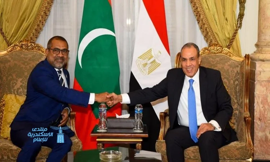 وزير الخارجية يناقش مع نظيره المالديفي تعزيز العلاقات الثنائية والتعاون المشترك بين الدولتين