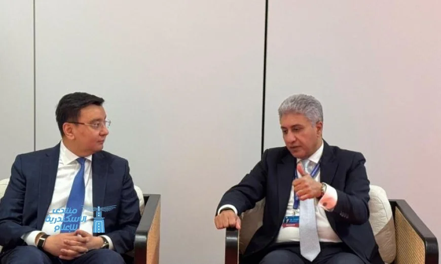 وزير السياحة والآثار يعقد اجتماعاً مع رئيس هيئة السياحة في أوزبكستان لتعزيز التعاون السياحي