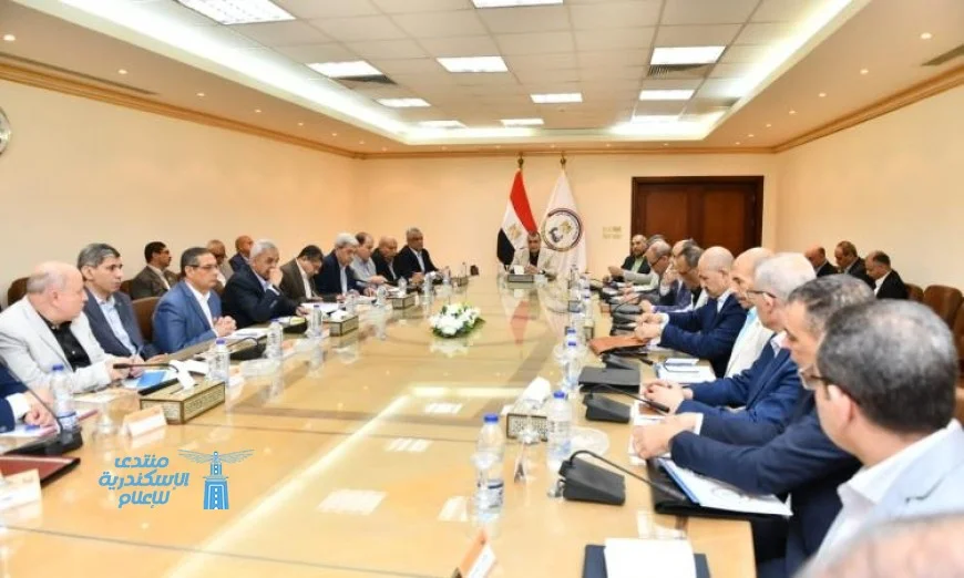 وزير الإنتاج الحربي يطّلع على سير المشروعات الحالية مع مديري الشركات التنفيذية