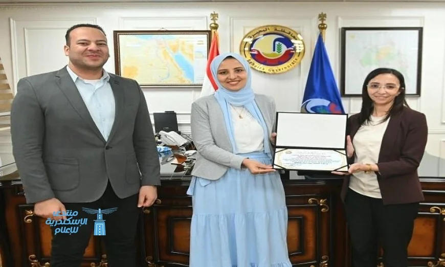 محافظ البحيرة يكرم مديرة وحدة طب الأسرة في قرية المجد بالرحمانية