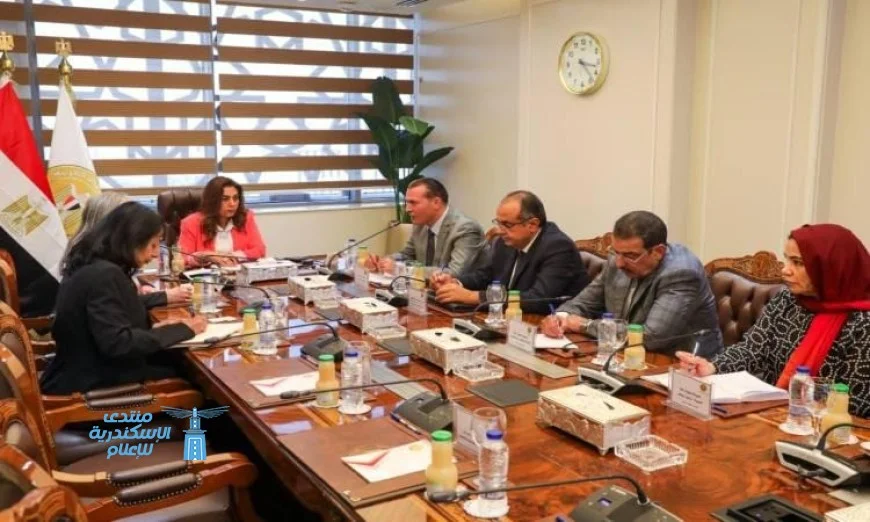 منال عوض تستعرض نتائج برنامج التنمية المحلية في صعيد مصر مع لجنة من البنك الدولي