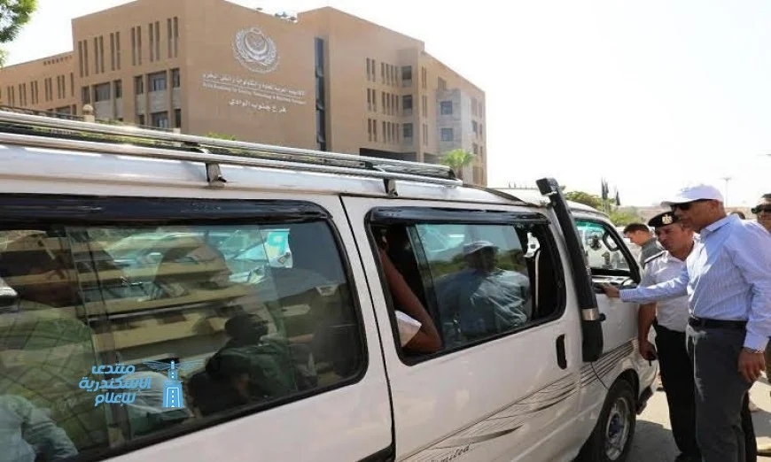 محافظ أسوان يراقب التزام السائقين بتعريفة الركوب الجديدة لضمان المصلحة العامة