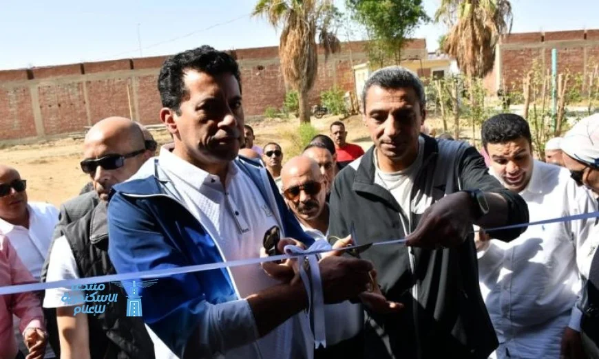 وزير الشباب والرياضة ومحافظ السويس يطلقان قاعة التخاطب ويعززان المنشآت الرياضية بأرض الملعب الأكريليك