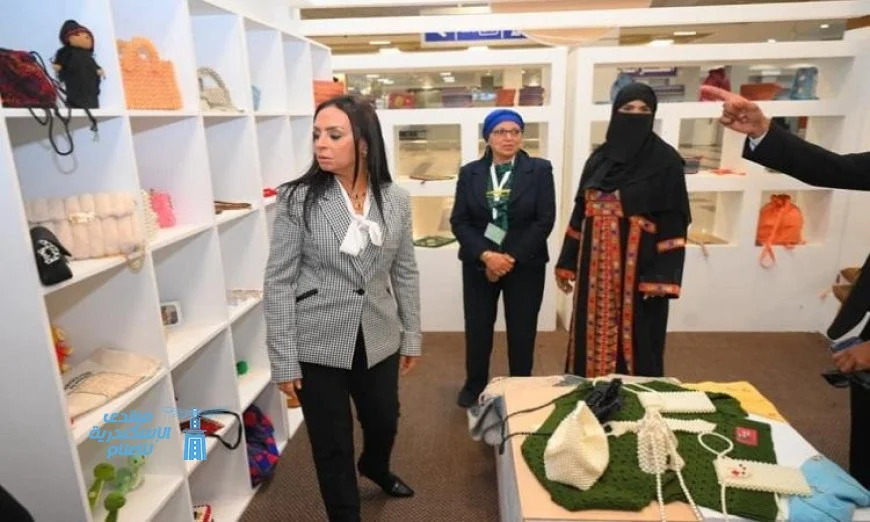 وزيرة التضامن الاجتماعي تستعرض جناح معرض ديارنا للحرف اليدوية والتراثية