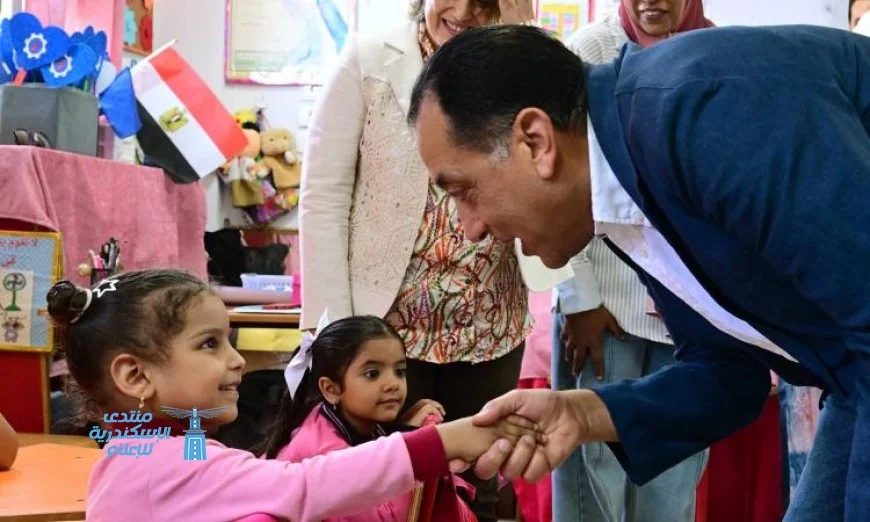 مدبولي يثني على الانضباط والنظام المدرسي في مدرسة ابتدائية بالسويس