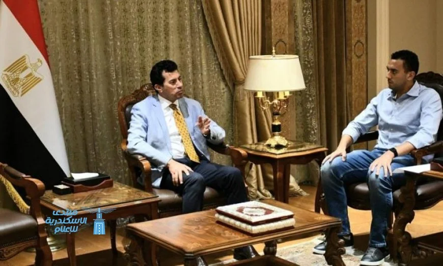 وزير الرياضة يتحدث مع البطل الأولمبي أحمد الجندي في لقاء مثير