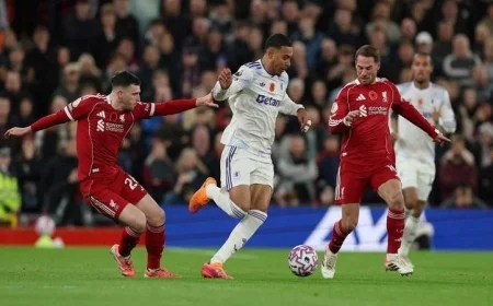 ليفربول يحقق فوزاً عريضاً على أستون فيلا بثنائية ويستعيد توازنه في الدوري الإنجليزي