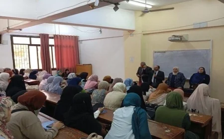 كلية التربية بجامعة الفيوم تستعرض استراتيجيات تأهيل الطلاب لمشروع التنور المجتمعي