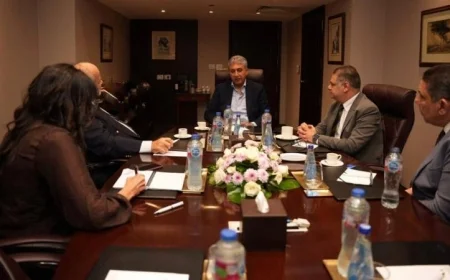 فتحي ورئيس المجلس العالمي للسفر والسياحة يناقشان تعزيز استثمارات السياحة في مصر