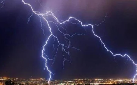 مصرع وإصابة 4 أشخاص نتيجة صاعقة برق في البحيرة