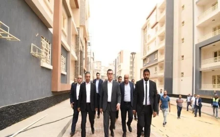 وزير الإسكان يستعرض تطوير الطرق ومشروع الإسكان المتوسط في حدائق أكتوبر بالصور