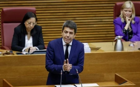 استقالة رئيس إقليم فالنسيا الإسباني عقب عام من كوارث الفيضانات المميتة