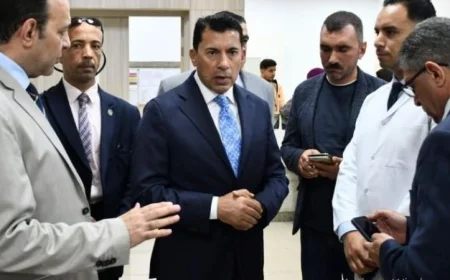 صبحي يتفقد الحالة الصحية لمصابي حادث انقلاب ميني باص في طريق العاصمة