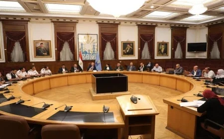 محافظ القاهرة يناقش تعزيز إجراءات تنظيم الميادين وإعادة الانضباط في العاصمة