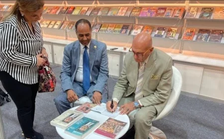 محمد سلماوي يوقع مؤلفاته في جناح هيئة الكتاب خلال معرض الشارقة الدولي