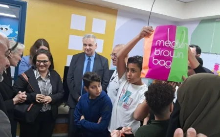 السفير الألماني يشارك في توزيع الهدايا على الأطفال الفلسطينيين بمستشفى العريش العام