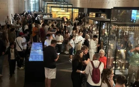 جماهير غفيرة تتدفق لدخول المتحف المصري الكبير في لحظاته الأولى من الافتتاح