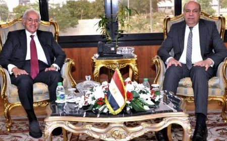 وزير الطيران يناقش تشغيل المطارات مع رئيس مجموعة كوبيلوزوس اليونانية