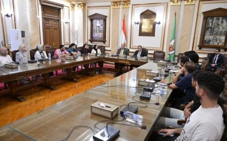 رئيس جامعة القاهرة يلتقي بطلاب كلية التجارة ويتخذ قرارات سريعة لحل مشكلاتهم