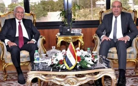 الحفني يرحب برئيس مجموعة كوبيلوزوس اليونانية لاستكشاف فرص التعاون الاستثماري