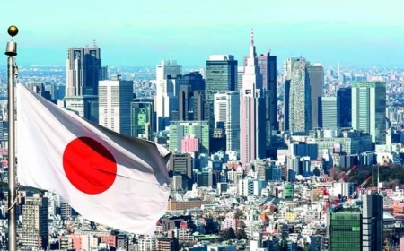 رئيسة وزراء اليابان تؤكد التزامها بدعم أوكرانيا خلال أول مكالمة هاتفية مع زيلينسكي