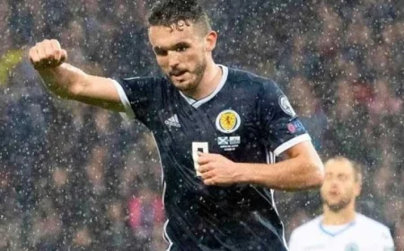 أستون فيلا يمدد عقد قائد الفريق جون ماكجين حتى عام 2028