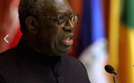 وفاة رئيس سورينام السابق رونالد فينيتيان عن عمر 89 عاما نعي وتأثيره على التاريخ السياسي