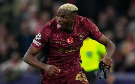 هاتريك أوسيمين ينقلب بمصير جالطة سراي في انتصار ساحق على أياكس بدوري أبطال أوروبا