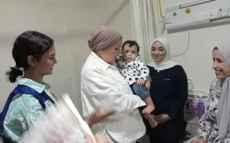 رئيسة المجلس القومي للطفولة تُبهر الأطفال الفلسطينيين بتوزيع الهدايا في مستشفى العريش