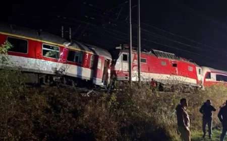 عشرات الركاب يصابون في حادث تصادم قطارين كارثي في سلوفاكيا