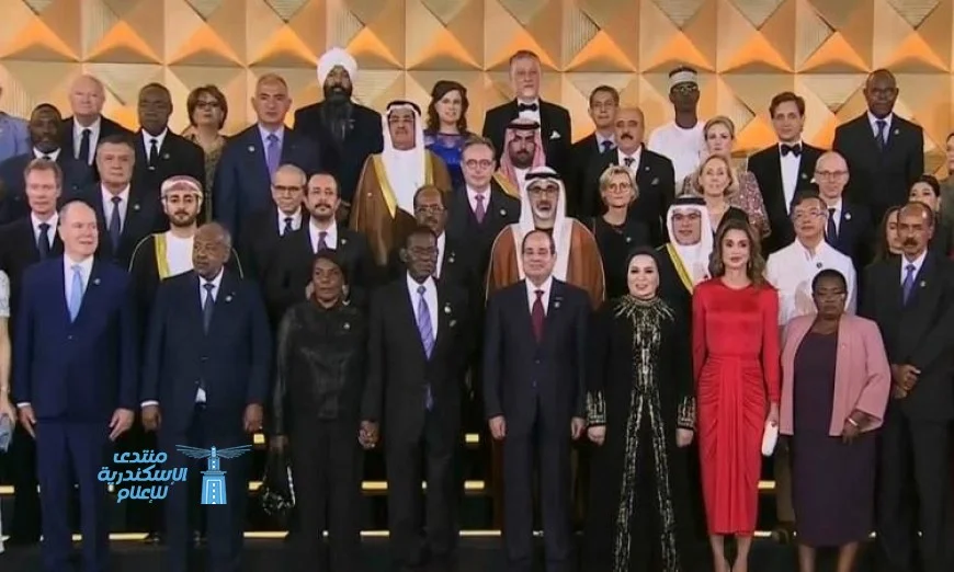 الرئيس السيسي وقرينته يتوسطان ضيوف مصر في صورة تذكارية خلال حفل افتتاح المتحف