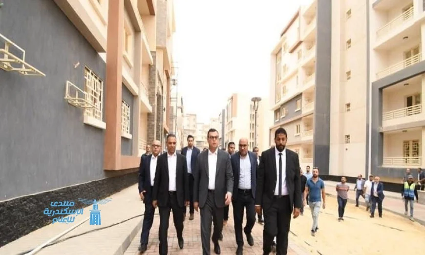 وزير الإسكان يستعرض تطوير الطرق ومشروع الإسكان المتوسط في حدائق أكتوبر بالصور