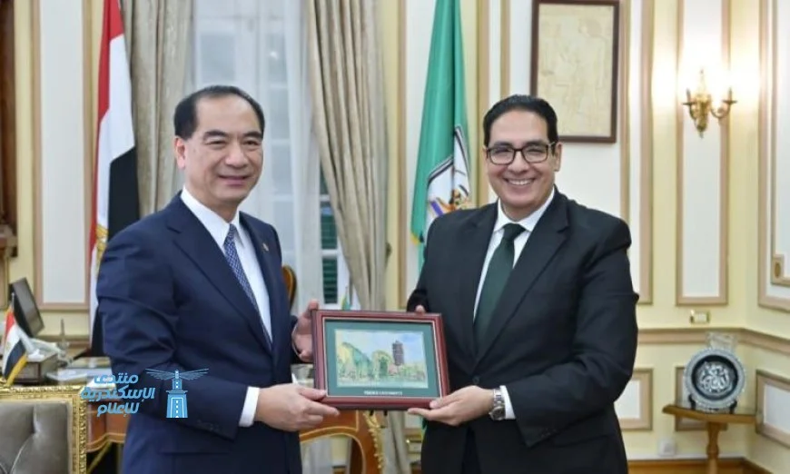 د. عبد الصادق يستعرض مشروع إنشاء فرع لجامعة بكين في الفرع الدولي لجامعة القاهرة