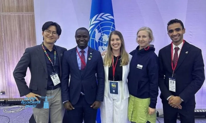 الطالب محمد نجيب من جامعة المنيا يرفع علم مصر في منتدى شباب اليونسكو بأوزبكستان