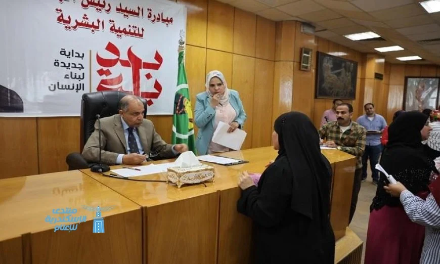 محافظ المنيا يستعرض 146 طلبًا وشكوى ويمنح فرص عمل للمحتاجين