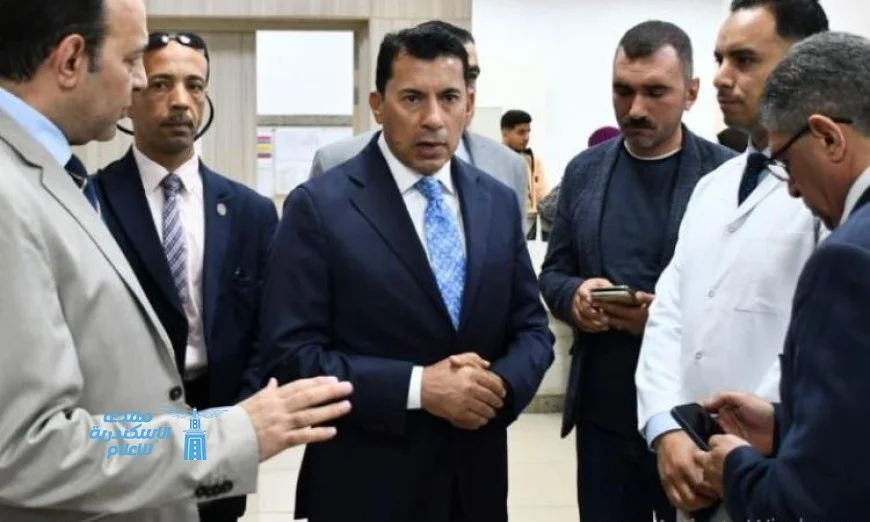 صبحي يتفقد الحالة الصحية لمصابي حادث انقلاب ميني باص في طريق العاصمة