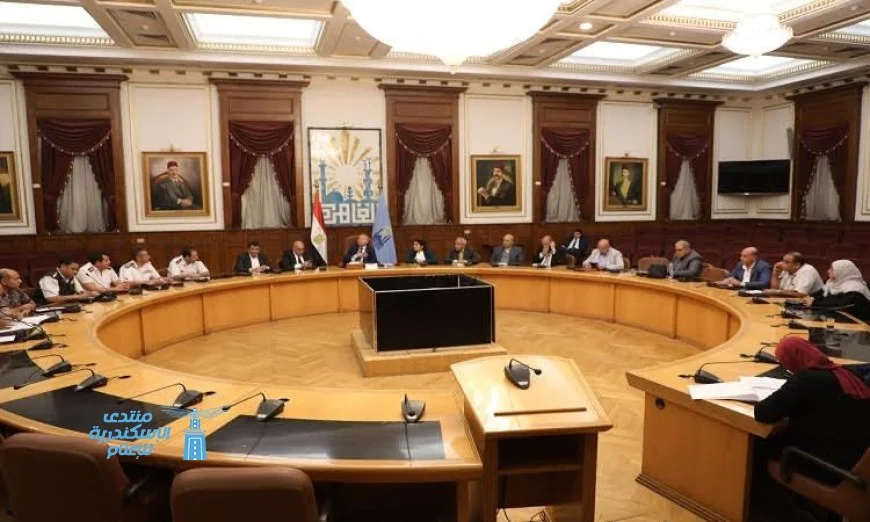 محافظ القاهرة يناقش تعزيز إجراءات تنظيم الميادين وإعادة الانضباط في العاصمة