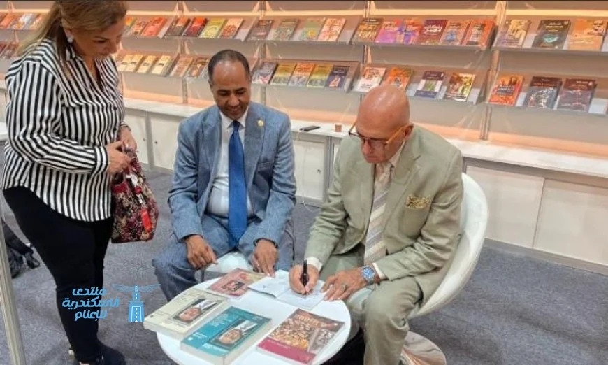 محمد سلماوي يوقع مؤلفاته في جناح هيئة الكتاب خلال معرض الشارقة الدولي