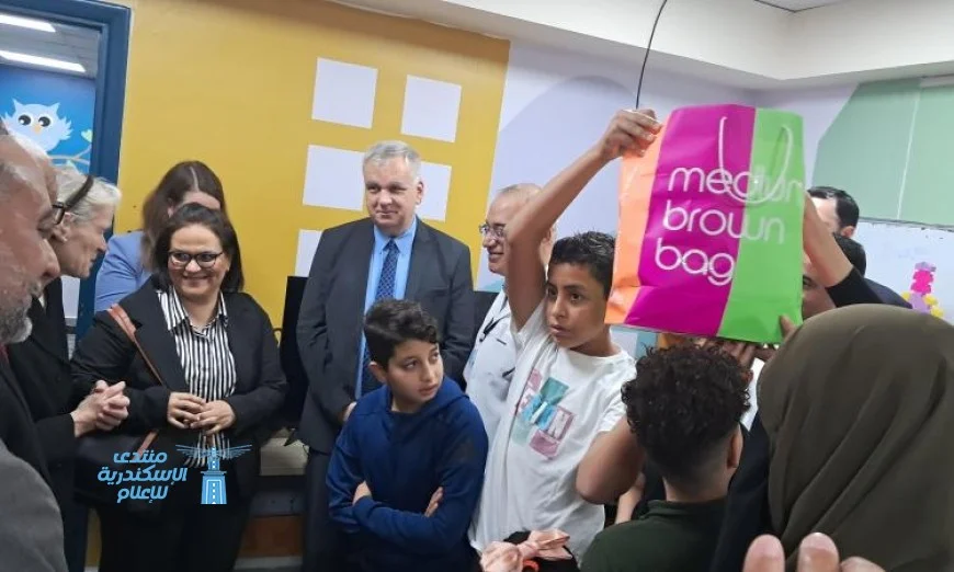 السفير الألماني يشارك في توزيع الهدايا على الأطفال الفلسطينيين بمستشفى العريش العام