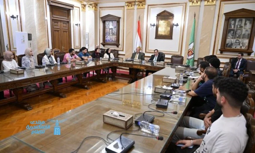 رئيس جامعة القاهرة يلتقي بطلاب كلية التجارة ويتخذ قرارات سريعة لحل مشكلاتهم