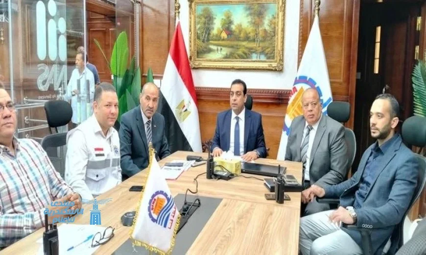 نائب محافظ قنا يراقب تقدم انتخابات النواب 2025 من مركز القيادة