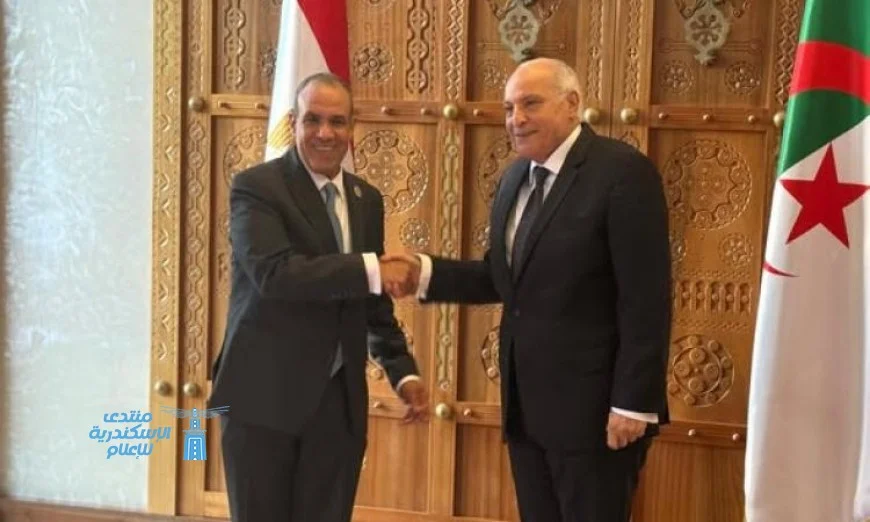 وزير الخارجية يناقش تعزيز العلاقات الثنائية مع نظيره الجزائري وقضايا التعاون المشترك
