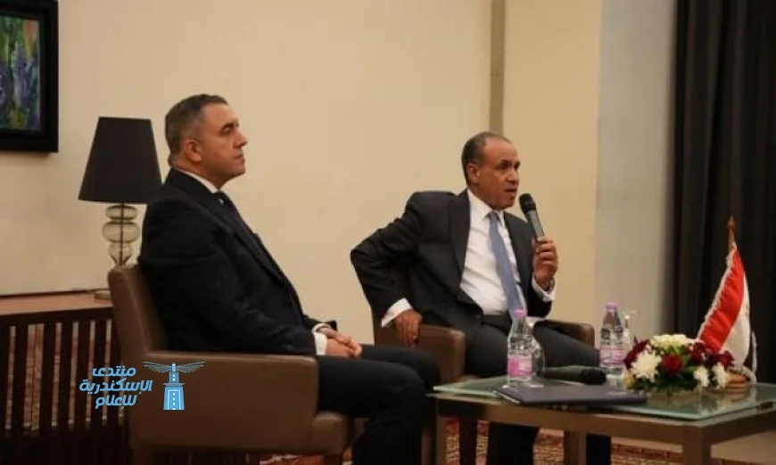 لقاء وزير الخارجية مع أعضاء الجالية المصرية في الجزائر يعزز العلاقات الثنائية