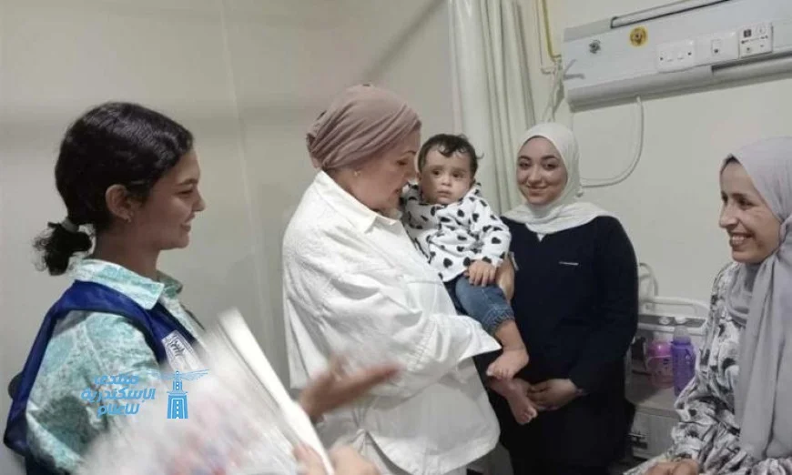 رئيسة المجلس القومي للطفولة تُبهر الأطفال الفلسطينيين بتوزيع الهدايا في مستشفى العريش